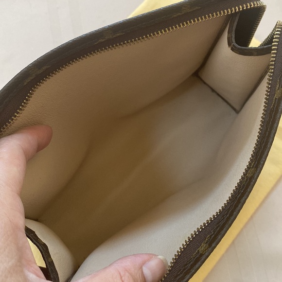 Authentic Louis Vuitton toiletry pouch 19 - Picture 5 of 8